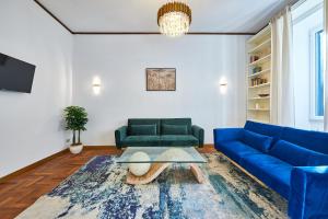 ein Wohnzimmer mit einem blauen Sofa und einem Tisch in der Unterkunft IREX Vatican private apartment in Rom