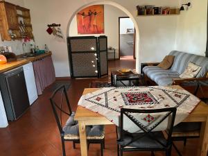 een woonkamer met een tafel en een bank bij Agriturismo Podere le Fornaci in Greve in Chianti