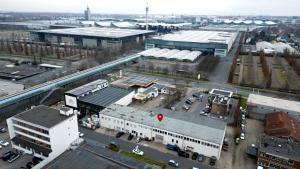 eine Luftansicht einer Stadt mit Gebäuden in der Unterkunft Hive Apartments - direkt an der Hannover Messe in Hannover