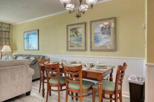 - une salle à manger avec une table et des chaises dans l'établissement Amazing Oceanfront Home HS 4th Floor, à Myrtle Beach