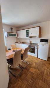 uma cozinha com uma mesa e cadeiras numa cozinha em Apartment Hanna em Koper