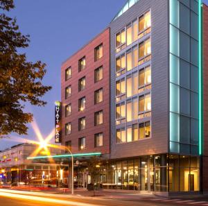 un edificio en una calle de la ciudad por la noche en Hyatt Place Chicago-South/University Medical Center en Chicago