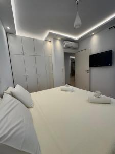 ロードス・タウンにあるHella apartmentの大きな白いベッドと枕が2つある寝室 +5枚の写真