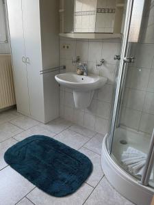 Ένα μπάνιο στο Ferienhaus Brandes Wohnung 4