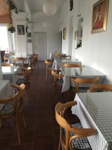 uma sala de jantar com mesas e cadeiras num restaurante em Sopron Balf Panzio em Sopron