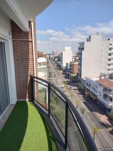 un balcón de un edificio con césped verde. en Full Tigre en Tigre