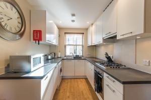 A kitchen or kitchenette at Camstay Abbey Street