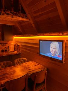 een televisie in een kamer met een tafel en stoelen bij Luna Bungalov in Rize