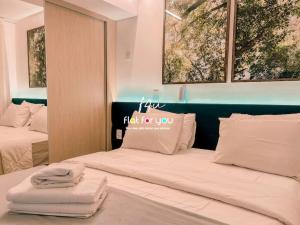 - une chambre d'hôtel avec 2 lits et des serviettes dans l'établissement #953A# Lindo Apê 1Q St. Marista, à Goiânia
