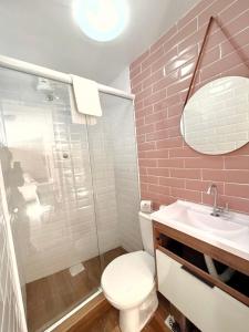 a bathroom with a white toilet and a sink at HMG Morada & Chalet - Centro histórico in Petrópolis
