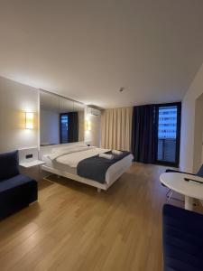 um quarto com uma cama grande e um espelho grande em Orbi city Panorama towers em Batumi