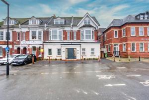 Un estacionamiento vacío frente a un edificio en 1-Bedroom Luxurious, City Centre, Chic & Stunning Apartment in Southampton, Sleeps 4 - by Blue Puffin Stays, en Southampton