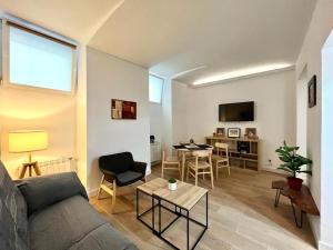 Excelente piso en Chamberi! في مدريد: غرفة معيشة مع أريكة وطاولة