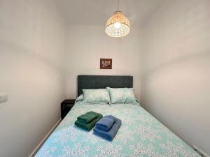 - une chambre avec un lit et 2 serviettes dans l'établissement Excelente piso en Chamberi!, à Madrid