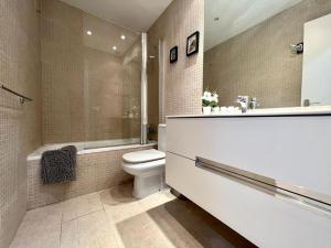 Excelente piso en Chamberi! في مدريد: حمام مع مرحاض وحوض استحمام ومغسلة
