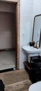 een badkamer met een wastafel en een spiegel bij casa condomínio próximo à praia in Caraguatatuba
