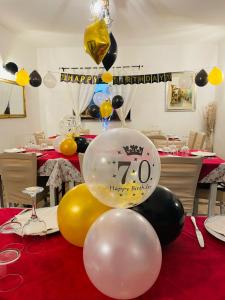 una mesa con globos y un número de globos en ella en Agriturismo Casale Lisalola, en Sutri