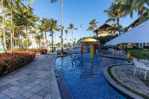 ein Schwimmbad mit einem Schild, auf dem steht, dass bleibt die Hölle in der Unterkunft Apt Marulhos-BeiraMar Praia de Muro Alto-058M in Ipojuca