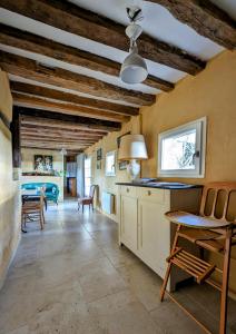 cocina y sala de estar con techos de madera y 1 dormitorio en Sainte Suzanne gite de LA CHARRETERIE, en Les Baux-de-Breteuil
