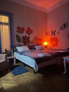 Säng eller sängar i ett rum på Napoli Nataxtari Guest house,Hostel,pool, kemping
