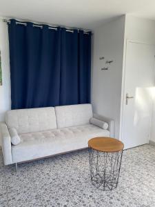 A seating area at L Orchidée Bleue, bas de villa, vue mer, piscine privée