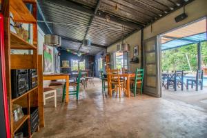 a dining room with tables and chairs in a room at Mundaka Hostel y Bar in Punta del Este