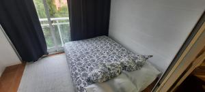 Łóżko lub łóżka w pokoju w obiekcie Apartamento Los Pacos Fuengirola