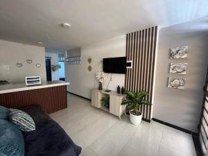 a living room with a couch and a tv in it at Hermoso Apartamento Ibague 102 Fontana 2 in Ibagué