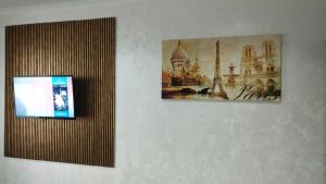 a picture of the eiffel tower on a wall at Квартира с шикарным видом на город in Chişinău