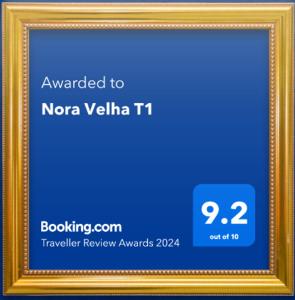 un cadre en or avec un fond bleu dans l'établissement Nora Velha T1, à Tavira