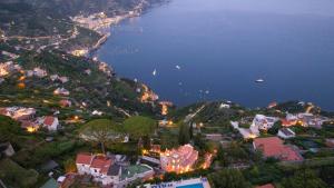 una vista aérea de una ciudad junto a un cuerpo de agua en Villa Barluzzi, en Ravello