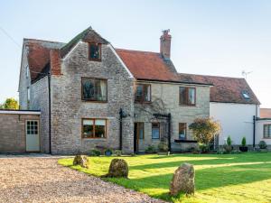 an old stone house with a grass yard at 4 Bed in Gillingham 80670 in West Stour