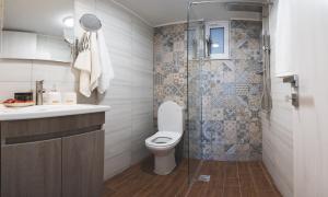 een badkamer met een toilet en een glazen douche bij Kanevaro 2 Chania Old Town in Chania