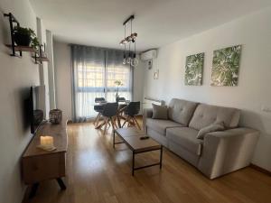 sala de estar con sofá y mesa en Llano Santa Isabel, en Zaragoza