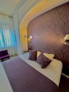 um quarto com uma cama com duas almofadas em Best Western Hôtel De La Bourse em Mulhouse