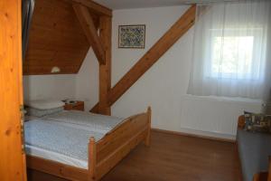 1 dormitorio con cama y ventana en Sopron Balf Panzio, en Sopron