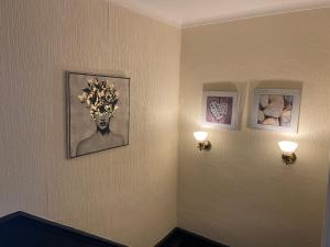 una habitación con dos luces y una foto de una mujer en Contractor & Family House - Central Grantham, en Grantham