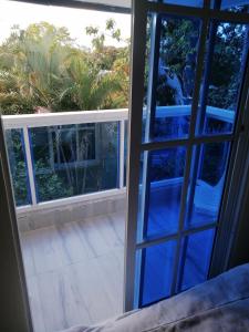 une porte en verre ouverte donnant sur une terrasse. dans l'établissement Apto en Loma de Cabrera, Dajabon., 
