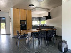 cocina con mesa de madera y sillas en Villa Lujo Porec Funtana, en Funtana