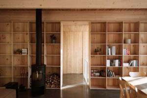 un soggiorno con camino e libreria di Chez Léon a Petite-Rivière-Saint-François