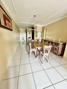 Aquaville Resort في أكويراز: مطبخ مع طاولة وكراسي في غرفة