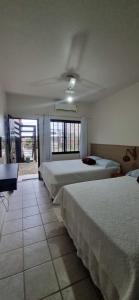 1 Schlafzimmer mit 2 Betten und einem Fenster in der Unterkunft G Sereia in São Mateus