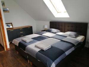 Un dormitorio con dos camas y una claraboya. en Kukułka Wetlina, en Wetlina