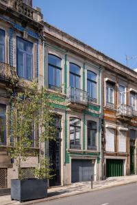 an old building on the side of a street at Porto Premium Villa in Porto