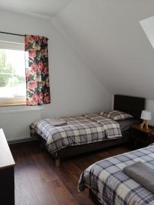 sypialnia z 2 łóżkami i oknem w obiekcie Kukułka Wetlina w Wetlinie
