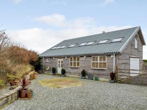 Frithelstock的住宿－3 Bed in Bideford HAVEB，屋顶上设有太阳能电池板的房子