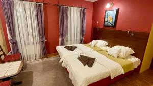 Łóżko lub łóżka w pokoju w obiekcie HOTEL - Pałac Słonowice
