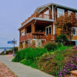 a house with a porch and a balcony at Shorelight Inn in Benicia