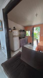 uma cozinha com um frigorífico e um fogão em Suites Vila Verde em Búzios RJ. em Búzios
