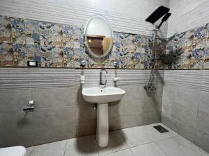 W łazience znajduje się umywalka i lustro. w obiekcie Sasha House w Kairze